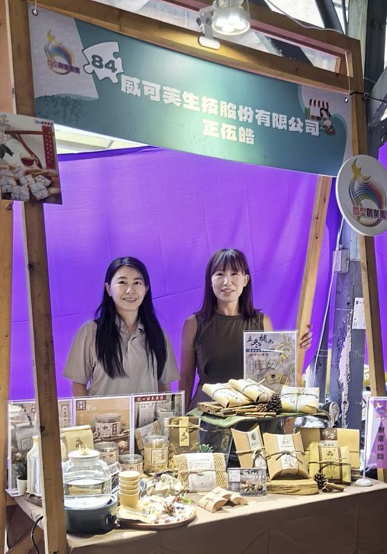 威可芙生技負責人張育玲參加中彰投分署114年創業成果展擺攤活動。