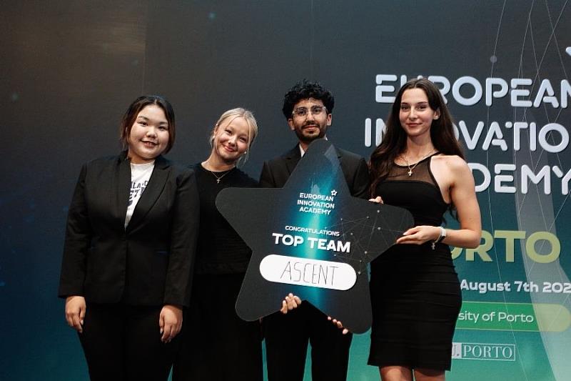 資訊系周子愉（左）與Unicorporated團隊夥伴，團隊以求職平台Ascent入選EIA 2026 Top 10 Best Startup Projects。