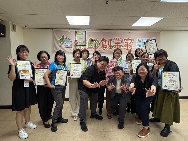 第2屆樂齡創業家總決賽前10名得獎者與台灣尤努斯基金會董事長蔡慧玲及三位評審邱瓊玉、陳政廷、曾紫嵐合影。