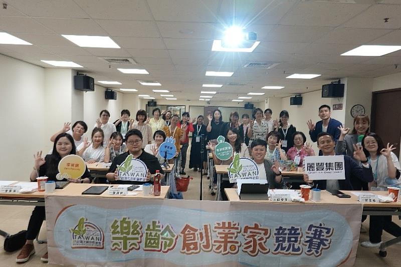 第2屆樂齡創業家競賽總決賽大合照（第1排由右至左：麗豐集團台灣分公司副總經理劉俊皓、印花樂共同創辦人邱瓊玉、創識智庫國際有限公司執行長陳政廷、淡江大學管理科學學系助理教授曾紫嵐）
