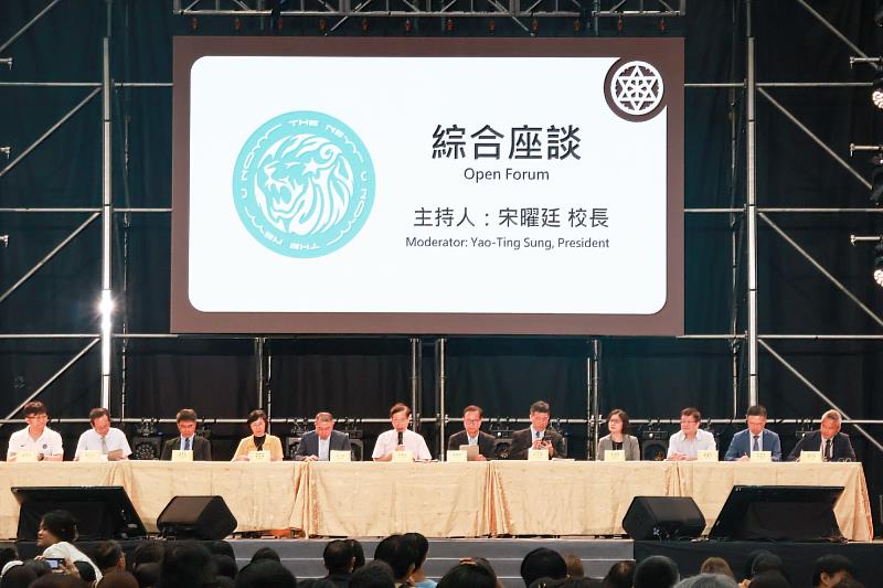 宋曜廷校長率領各處室主管與新生家長面對面交流,介紹臺師大的學習環境、辦學理念及各項校園資源,協助家長與新生了解大學階段的學習發展與支持系統。