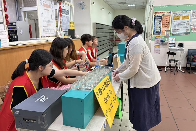 從報到流程、搬遷動線引導到現場人力配置,住宿輔導員與宿委會成員都力求周延完善。