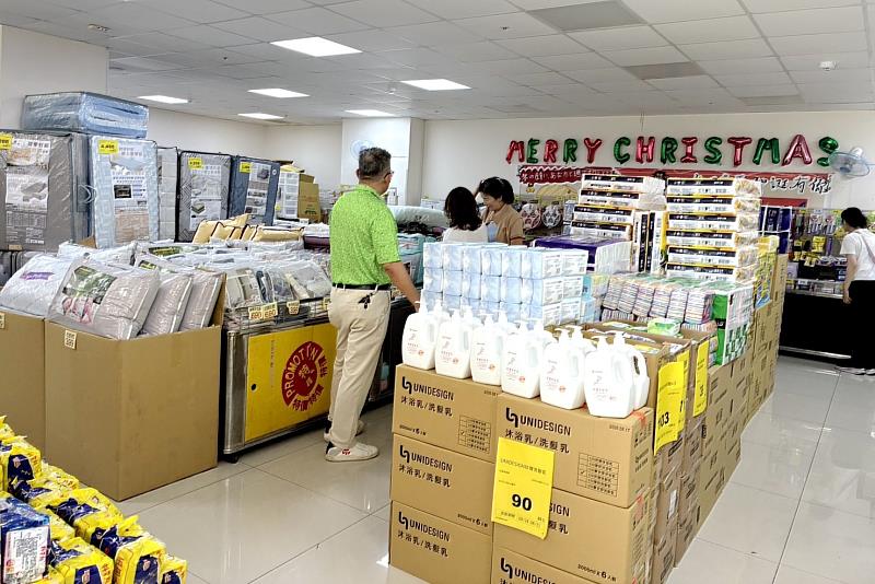 新生入住期間,兩校區5棟宿舍特別安排知名廠商進駐,提供開學用品、生活用品及寢具等住宿所需商品,讓新生與家長無須額外奔波,即可就近採購所需物品。