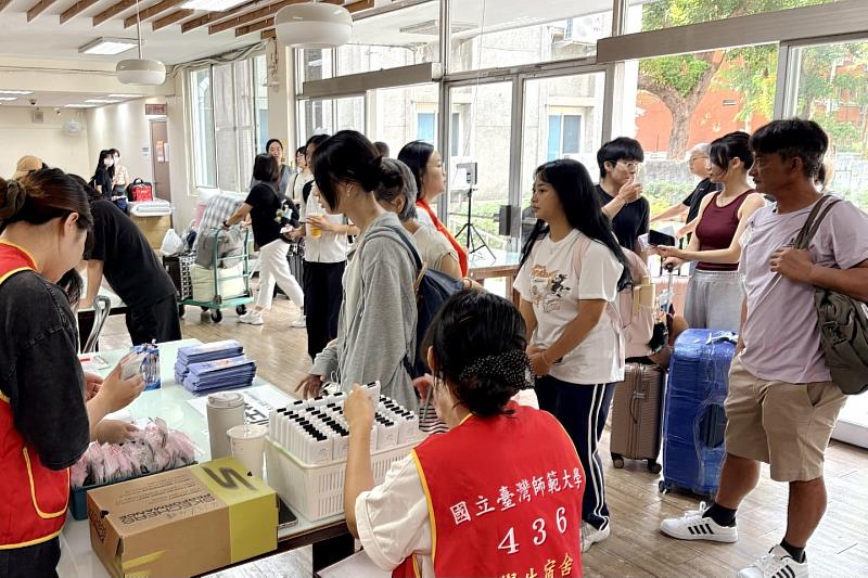 學一舍宿委會為入住的新生辦理報到。