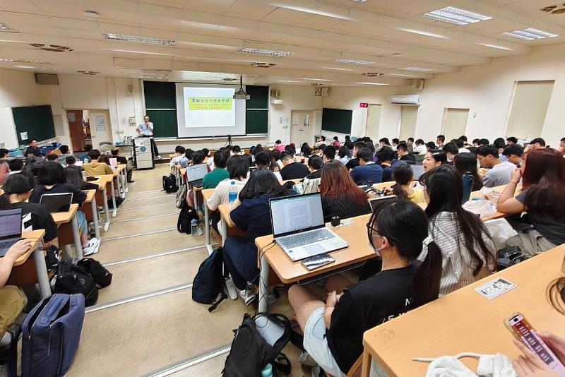 環境安全衛生中心辦理實驗室安全教育課程訓練講習,內容涵蓋實驗室安全衛生規定、協助新進教職員及研究生具備進入實驗室的基本安全能力。