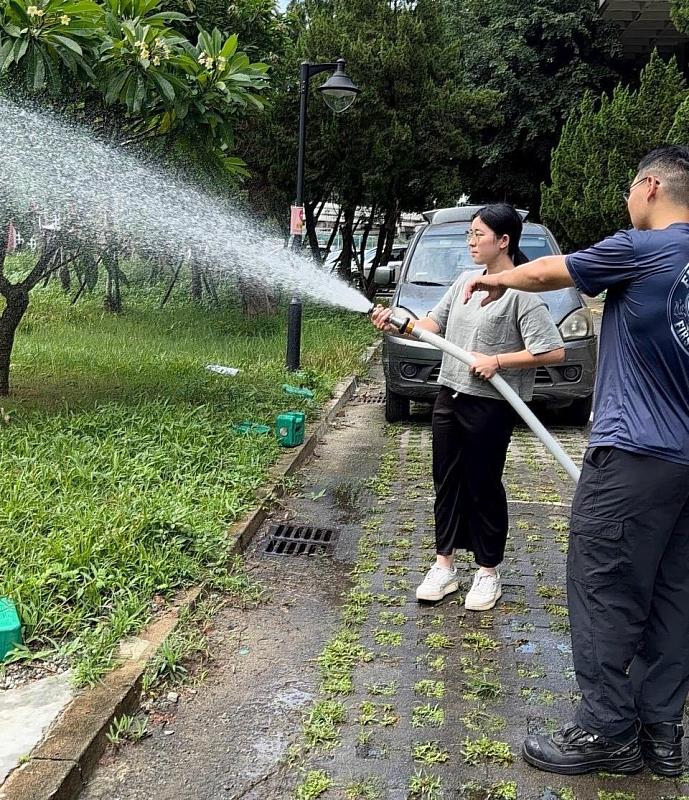 臺北市政府消防局景美分隊示範消防設備操作。