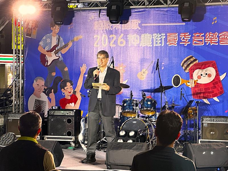南臺科大王振乾副校長於「來神農街跟阮作伙來𨑨迌音樂」音樂會開場致詞。