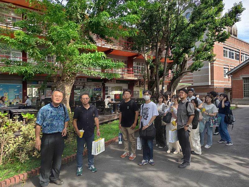 臺師大文學院廖學誠院長介紹文薈廳及印度紫檀老樹。