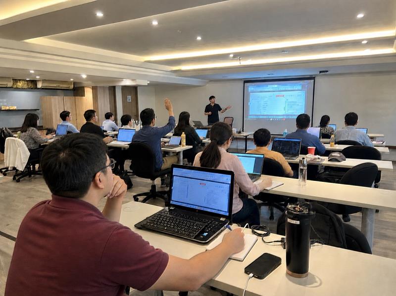 墨宇協助企業導入AI,透過拆解資深員工經驗與工作流程,將知識整理成清楚的步驟與規則。(資料來源:墨宇)
