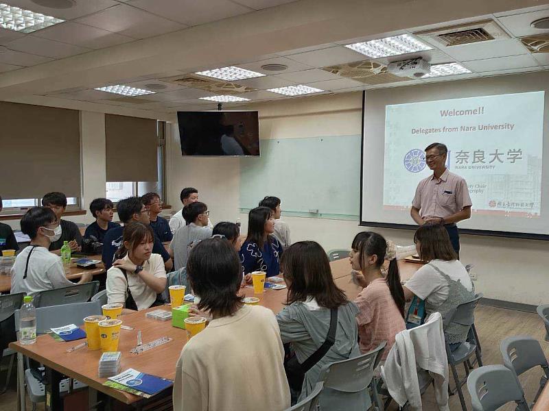 臺師大地理學系副系主任陳哲銘老師介紹系所發展現況。