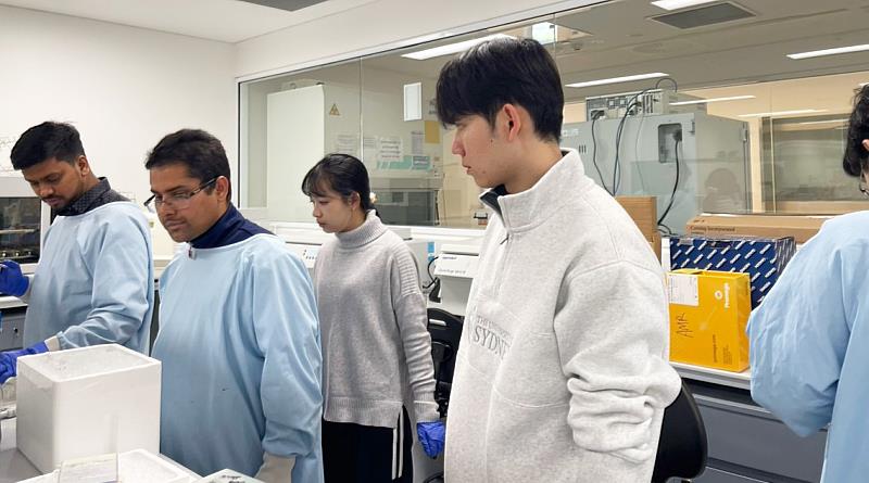 學生赴澳洲西雪梨大學健康研究院(Western Sydney University, NICM Health Research Institute)Kamal (Kam) Dua教授實驗室參觀細胞實驗。