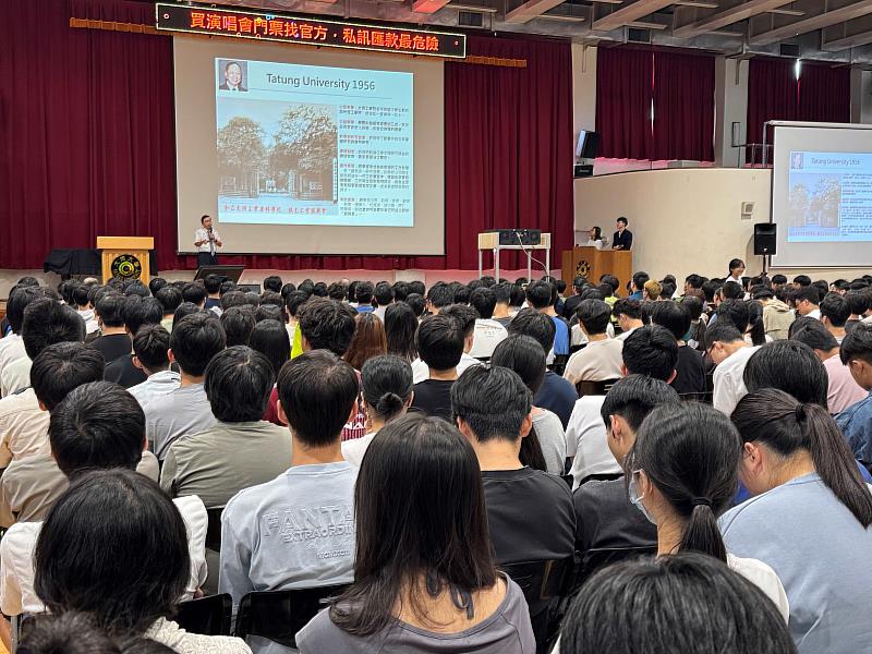 何明果校長勉勵同學當個有實作能力的實踐者。