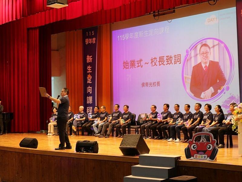 校長侯帝光教授率領一、二級行政主管及院長、系主任團隊歡迎新生加入聯大大家庭。