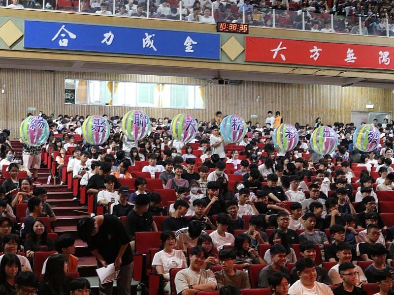 「緣聚聯大.精彩出發」歡樂啟航,全體新生伸出雙手,接下這顆象徵傳承與希望的大球!