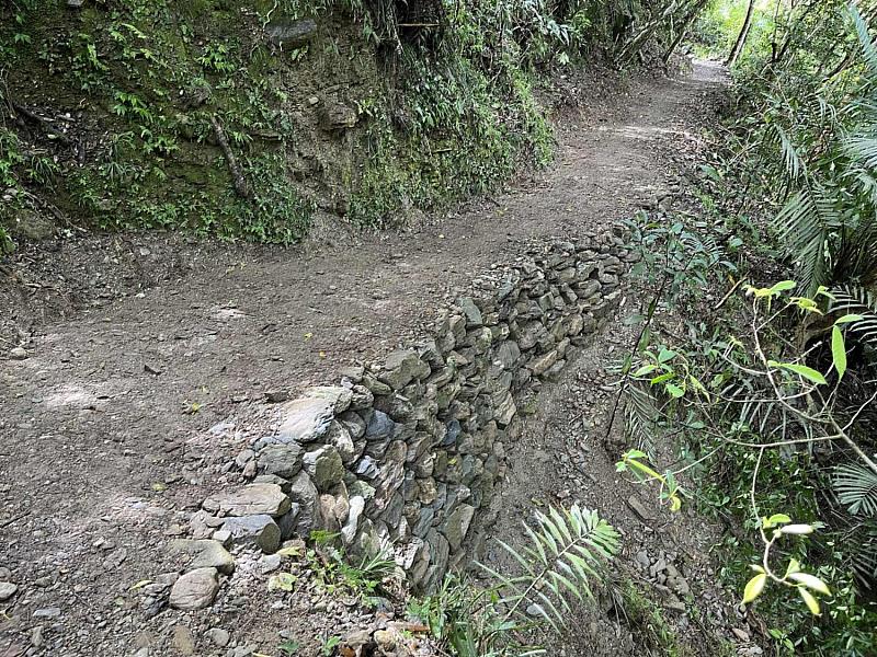 以手作步道工法修復的砌石邊坡。