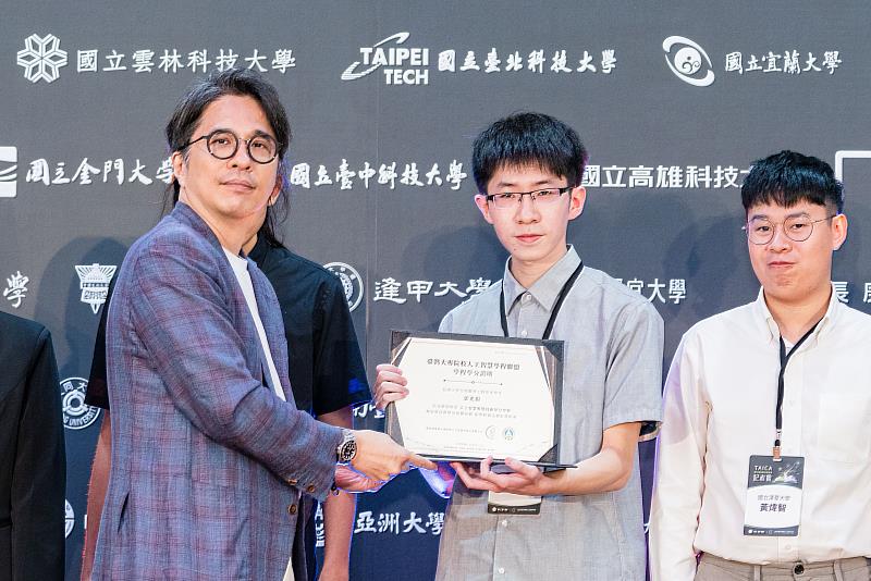 長庚大學郭兆揚同學(中)跨域及跨校修課,取得教育部首批核發的TAICA學程學分證明。