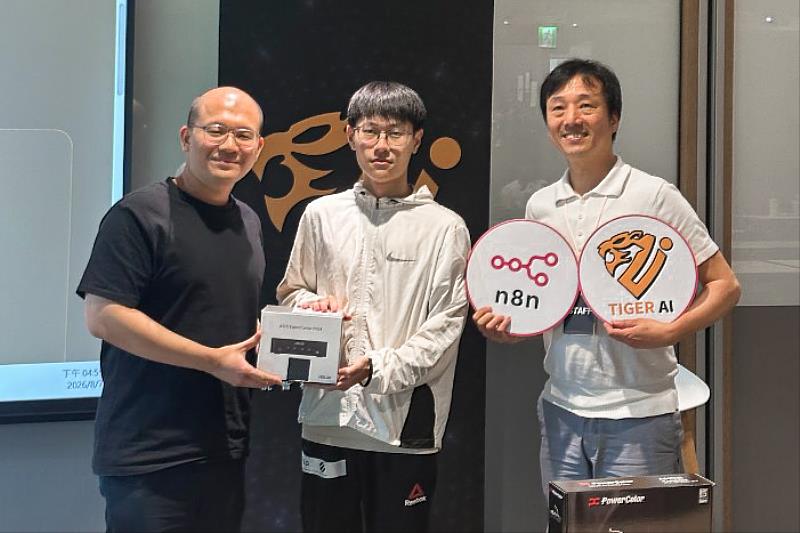 朝陽科大資訊與通訊系碩士班學生吳翊銘(中)榮獲n8n Taiwan Open 2026校園AI工作流黑客松總冠軍。