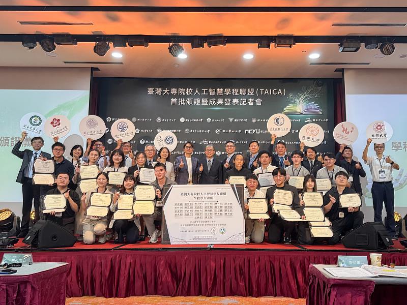 長庚大學郭兆揚同學(第2排右2)獲教育部核發首批TAICA學程學分證明。