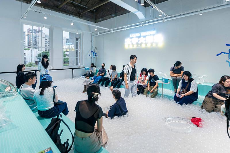 文化策展「Wake Up!感知覺醒」的人生初始化展區,意外吸引大批文藝初心尚在萌芽的青少年,展現臺灣文化內容從原創出發,持續轉譯、跨域與走向市場的多元可能。