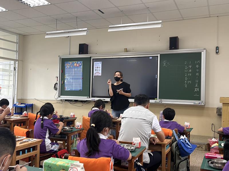 垂楊國小中午用餐情形。