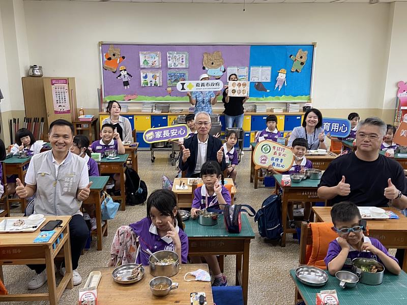 教育處長郭添財與垂楊國小師生共進午餐。