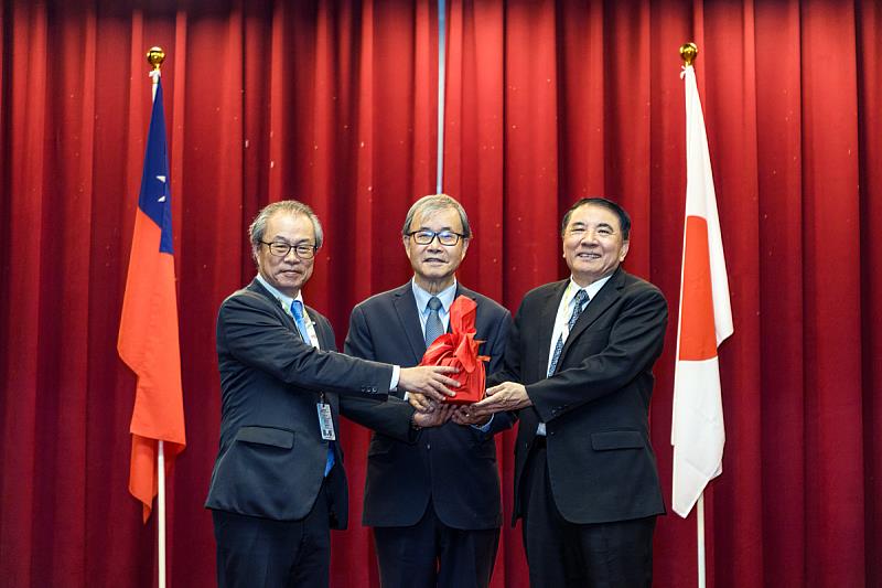 在教育部鄭英耀部長見證下,海大正式接任臺日聯盟會長校。左至右為高知大學校長受田浩之、教育部鄭英耀部長、海大校長許泰文。