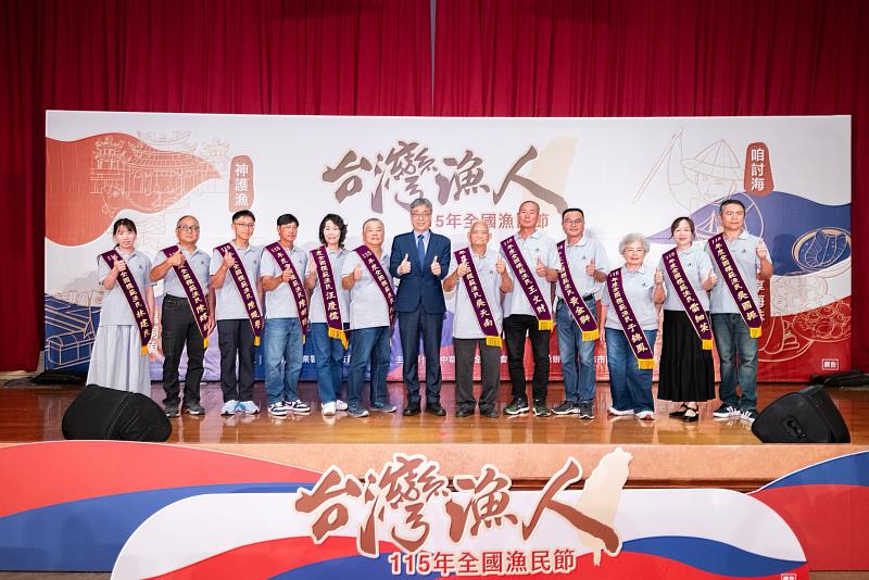 農業部陳駿季部長與12位模範漁民合影。