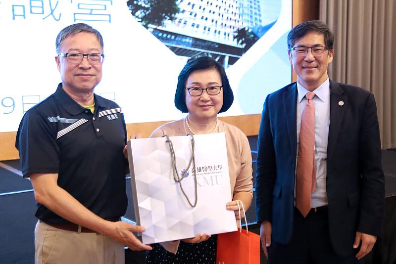 高醫大董事長陳建志(右)及校長余明隆(左)致贈紀念品予國立政治大學講座教授吳安妮。