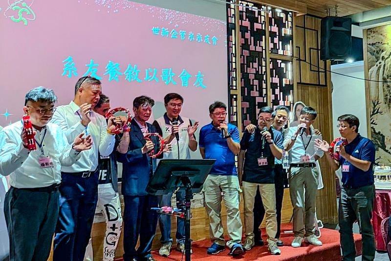 世新大學企管系系友回娘家活動現場笑聲與掌聲不斷,展現校友情誼與熱絡互動氛圍。(世新大學提供)