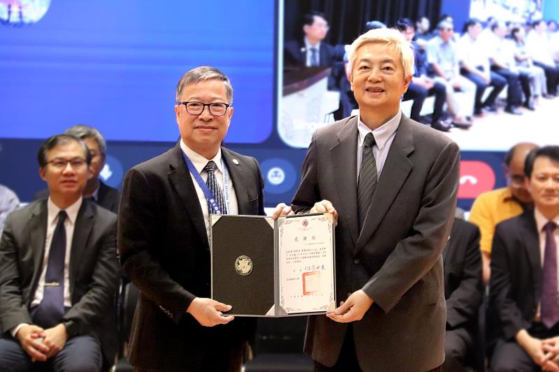 高雄醫學大學校長余明隆(左)致贈感謝狀予中華民國人壽保險商業同業公會理事長陳慧遊(右)。