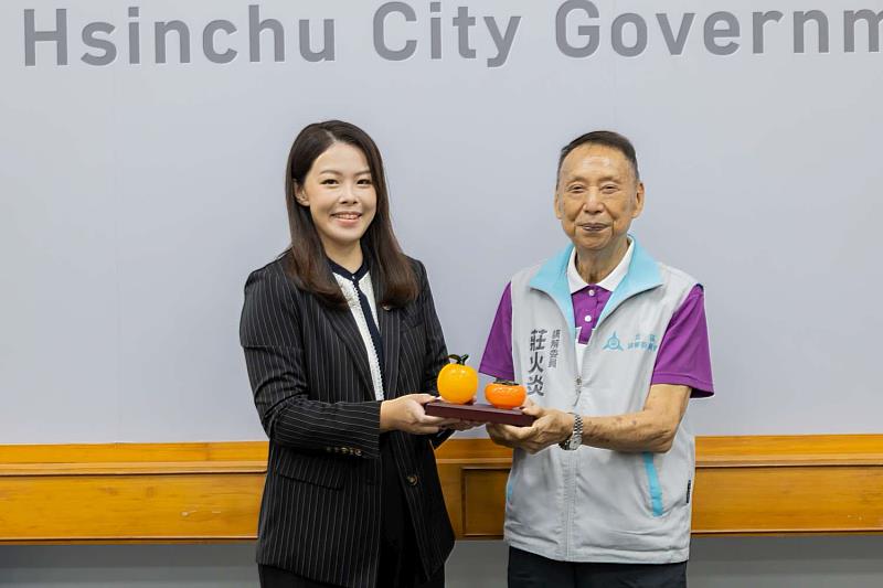 市長高虹安贈萬柿桔利紀念禮。