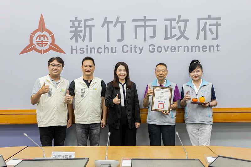 北區調解委員會莊火炎委員，獲內政部肯定「內政部114年績優調解人員」市長高虹安於市務會議前頒感謝狀合影。