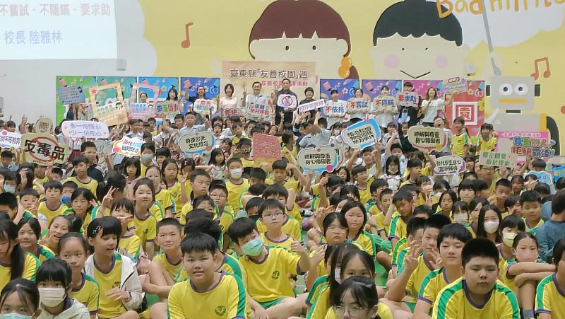 115學年第1學期友善校園週開跑 臺東縣教育處長與警察局長親赴東海國小宣誓防範「依托咪酯」入侵校園