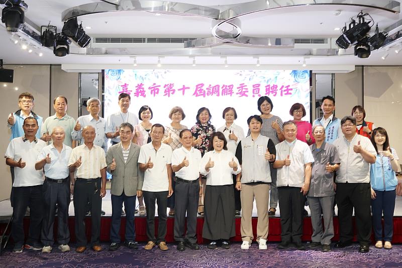 東區調解委員合照。