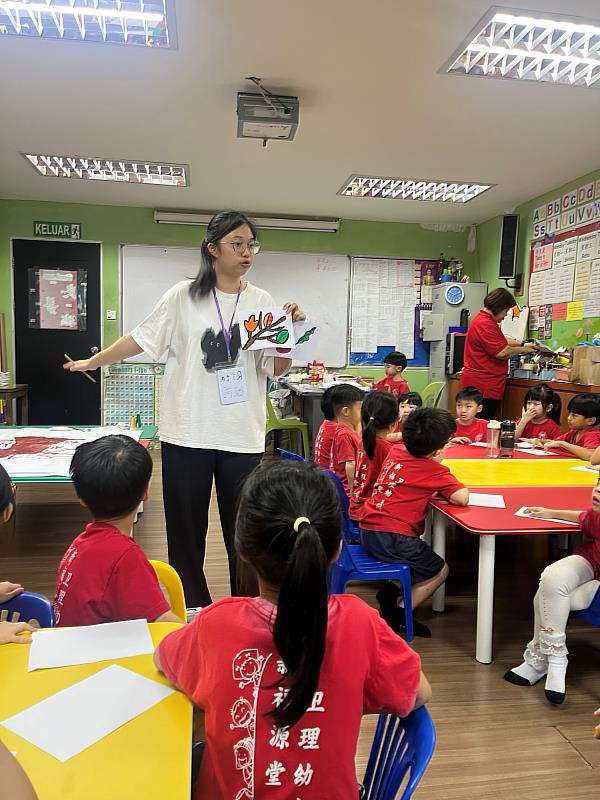 魏妏芮運用圖卡進行主題教學,引導幼兒觀察、思考並參與互動。