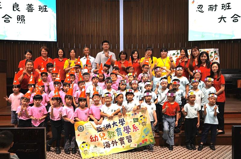 亞大幼教系師生與馬來西亞幼兒園師生溫馨合影，留下海外實習珍貴紀錄。