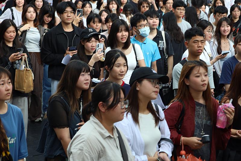 亞大社團博覽會吸引大批新生駐足參與，現場人潮踴躍、青春氣息滿滿。