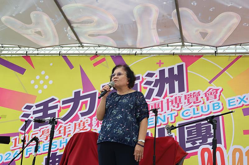 蔡秀芬副校長於社團博覽會現場致詞，勉勵新生勇於參與、累積歷練。