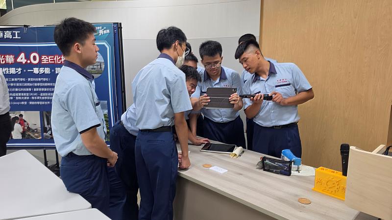 同學分組進行「碳排放量計算(碳盤查與碳足跡計算)」。