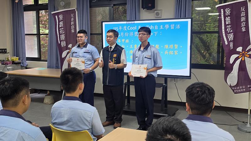 校長頒贈合格證書給同學。