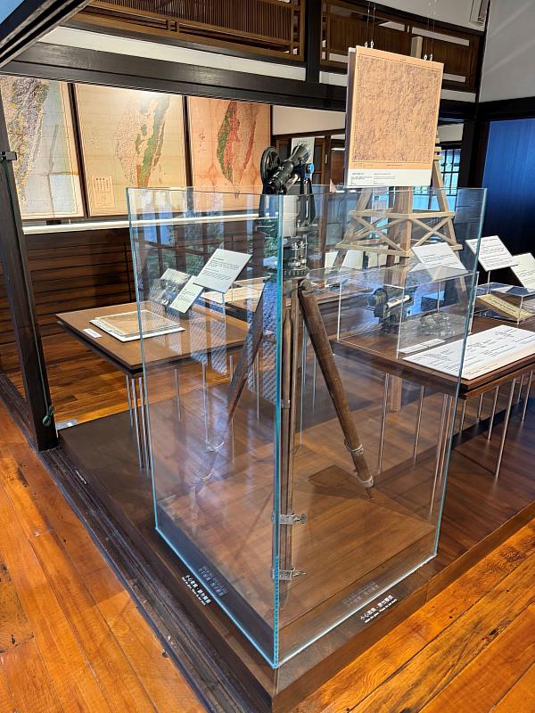 「0km重訪山林課」舊測量器具。