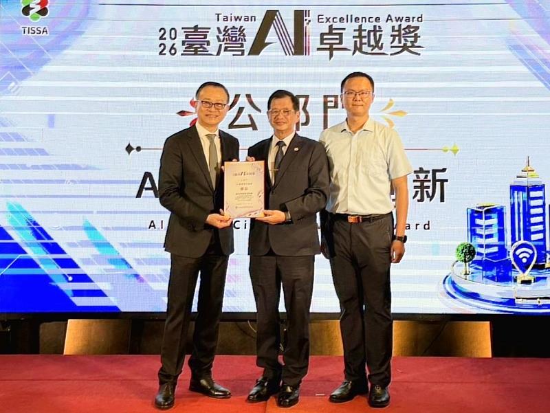 左起：中華民國資訊軟體服務商業同業公會沈柏延理事長、新北市消防局陳崇岳局長及資通管考科柯昭寬科長。