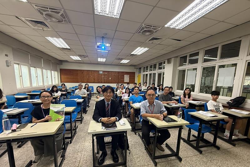南大經管系師生與新生齊聚合影,透過迎新與交流凝聚情誼,共築跨域學習新起點。