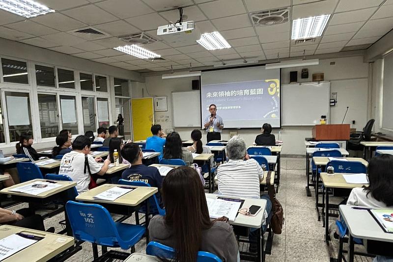系主任蕭詠璋教授介紹經管系課程與發展特色,帶領新生認識南大跨域學習資源與未來職涯方向。