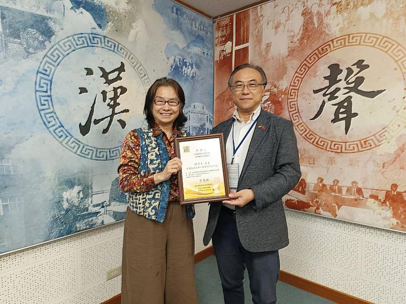 群景國際商務法律事務所所長蔡慧玲律師(左)頒贈廣播專訪感謝狀予美國亞利桑那州駐台貿易投資辦事處處長徐竹先(右)。