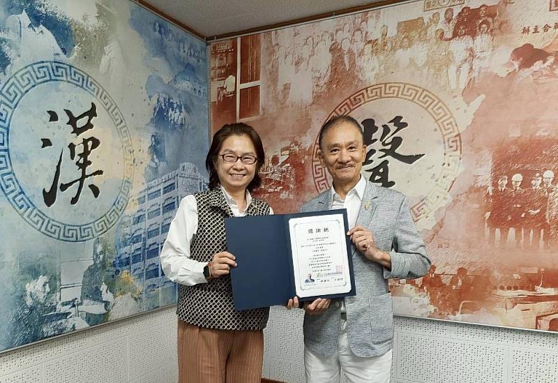台灣尤努斯基金會董事長蔡慧玲（左）頒贈廣播專訪感謝狀予台灣聯合抗癌協會理事長暨台灣厚道社會服務聯合會理事長張永聲（右）。
