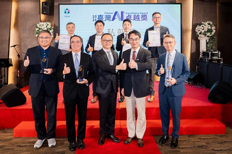 數發部部長林宜敬(前排左4)、中華軟體公會理事長沈柏延與私部門「AI企業轉型領航」得獎代表合影。