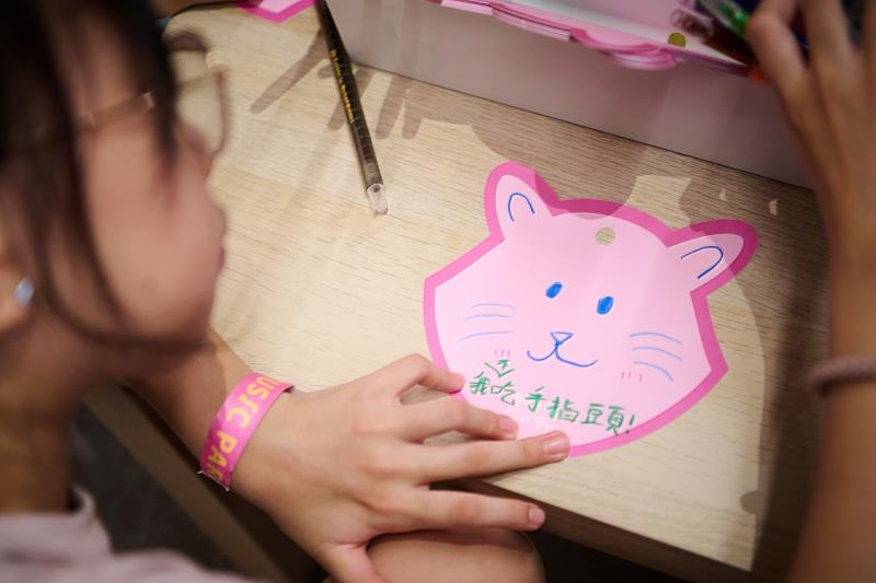 《虎姑婆和他的朋友 勇氣島大冒險》虎姑婆信箱陪伴孩子練習表達情緒。