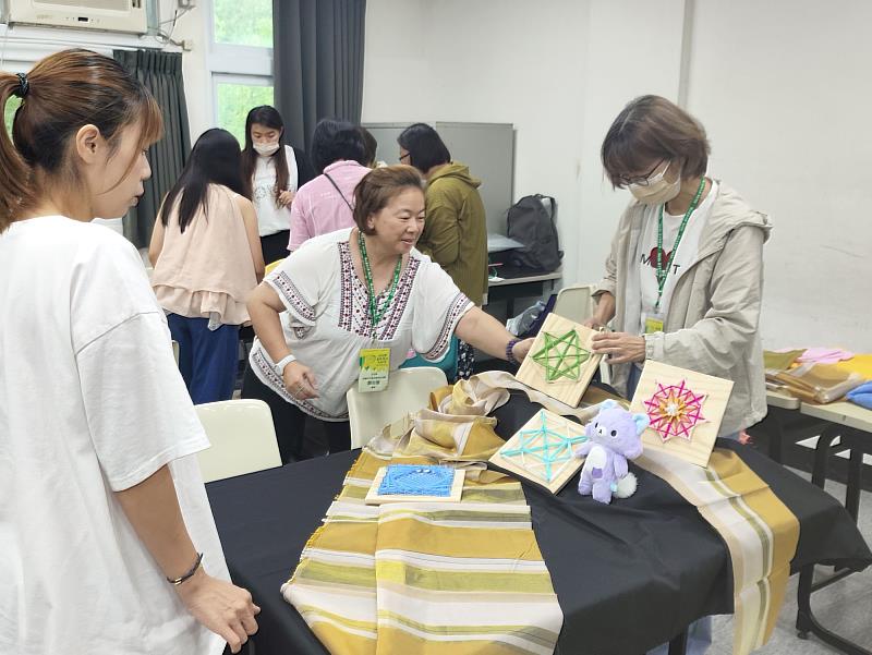 南大美感空間營造社群透過釘版畫創作，帶領教師實作空間配置，培養美感設計思維。