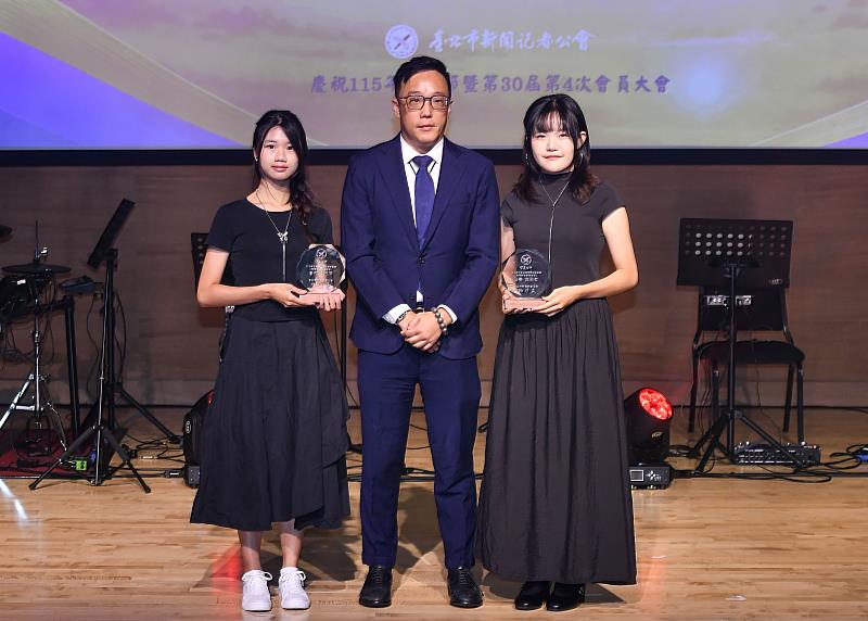 大傳四李佩芹（左）與黃熙芸（右），以作品《廚餘變資源 永續新解方》獲得第30屆「社會光明面新聞報導獎」佳作。（圖／淡江大學提供）